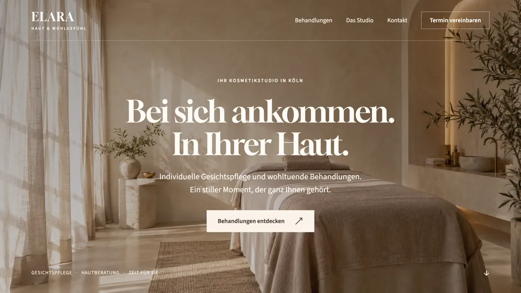 Designbeispiel für ein Kosmetikstudio: helles, warmes Bild eines Behandlungsraums, darüber mittig die Zeile „Bei sich ankommen. In Ihrer Haut.“