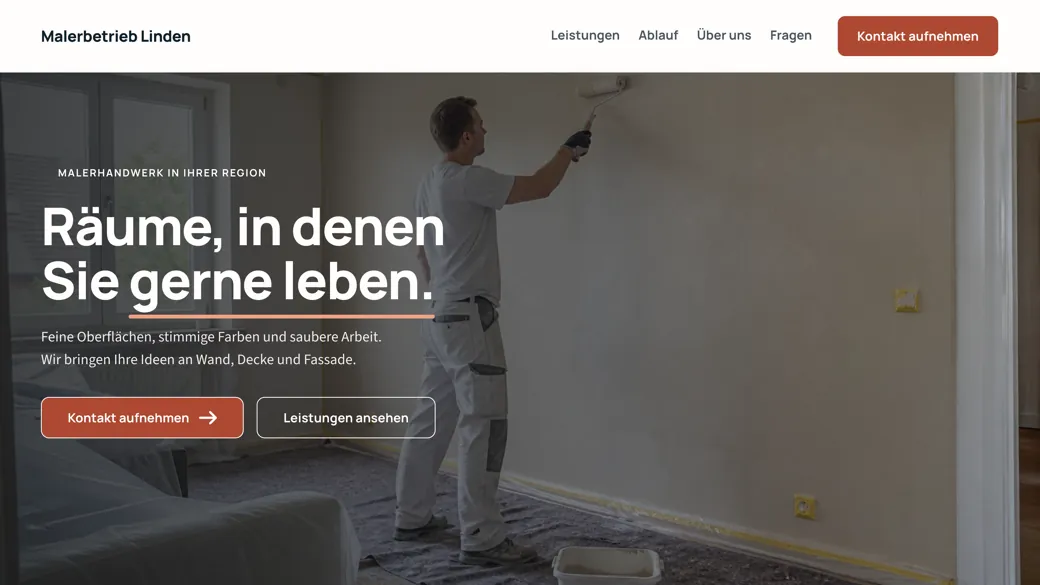 Designbeispiel für einen Malerbetrieb: Foto von einem Maler bei der Arbeit, darüber die Zeile „Räume, in denen Sie gerne leben.“