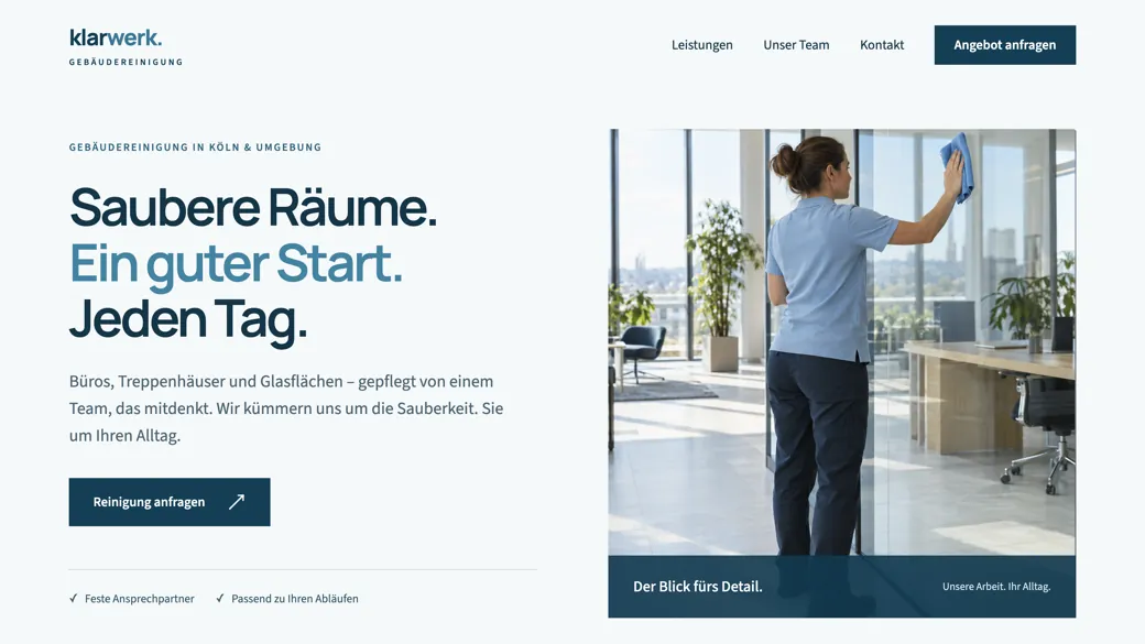 Designbeispiel für eine Gebäudereinigung: links die Zeile „Saubere Räume. Ein guter Start. Jeden Tag.“, rechts ein Foto aus einem gereinigten Büro.
